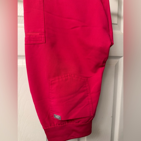 Figs Catalina One Pocket Top and Zamora jogger - Ultra Rose - Picture 2 of 3